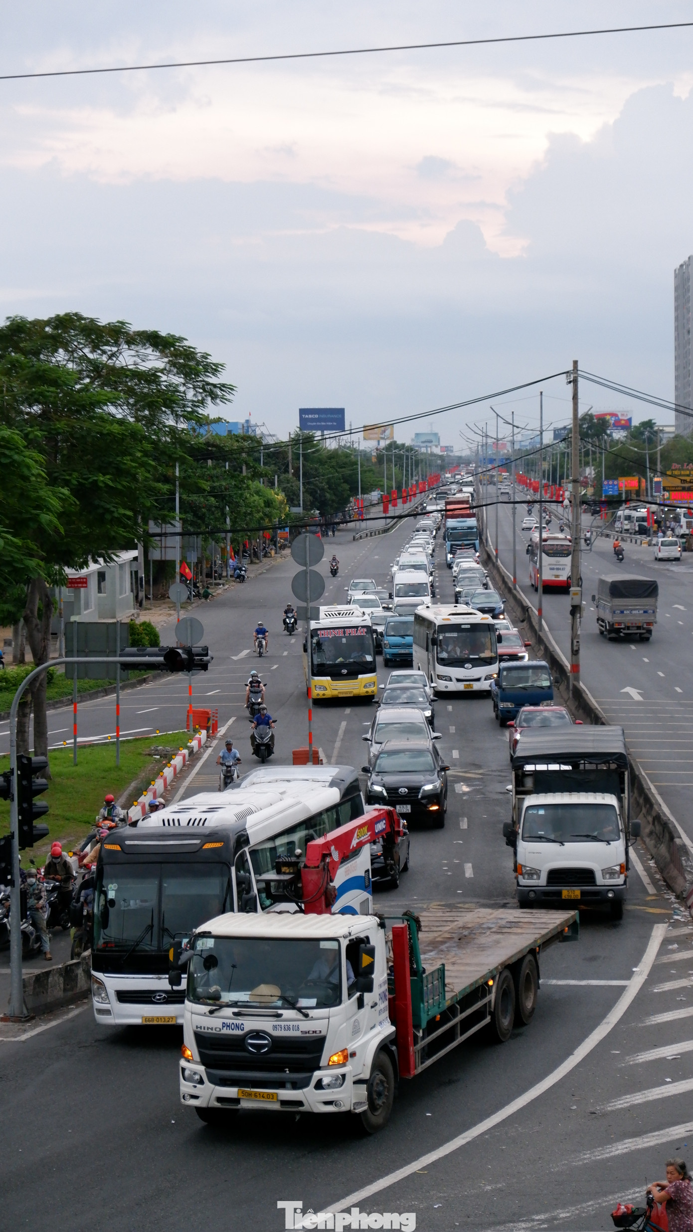 Các phương tiện xếp hàng di chuyển từ đường dẫn cao tốc TPHCM - Trung Lương về nút giao thông Bình Thuận - đường Lê Khả Phiêu - đường Nguyễn Văn Linh.