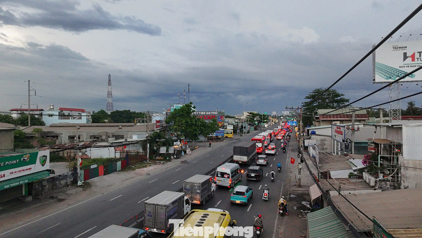Tại các giao lộ như đường Lê Khả Phiêu - Đinh Đức Thiện; Lê Khả Phiêu - Đoàn Nguyễn Tuấn; đoạn đường Lê Khả Phiêu (từ cầu vượt nút giao thông Bình Thuận đến nút giao giữa đường Lê Khả Phiêu - Hoàng Đạo Thúy); đường Lê Khả Phiêu (từ cầu Bình Điền đến cầu đi bộ số 2),... giao thông đông đúc tấp nập, các phương tiện nối đuôi, di chuyển chậm.