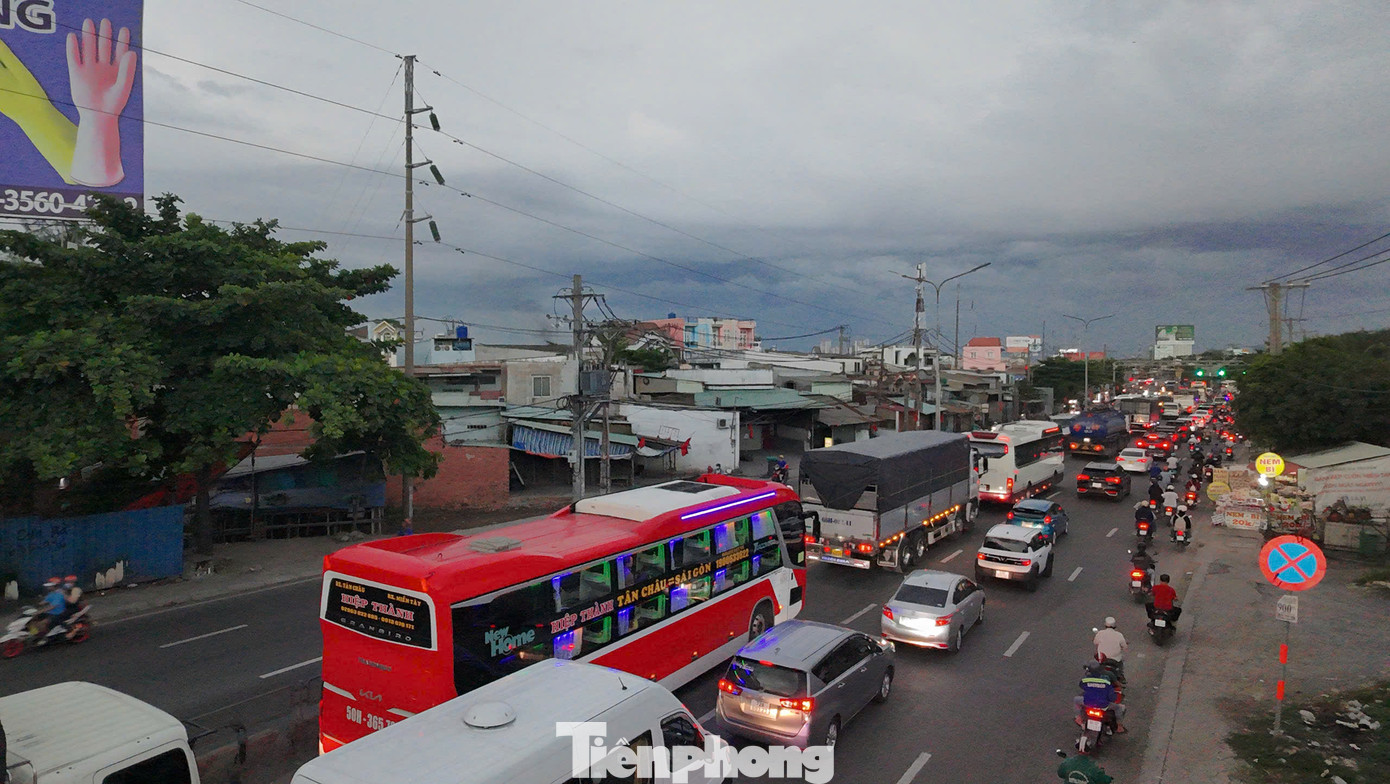 Càng về chiều tối, dòng phương tiện đổ về cửa ngõ phía Tây TPHCM càng đông đúc.