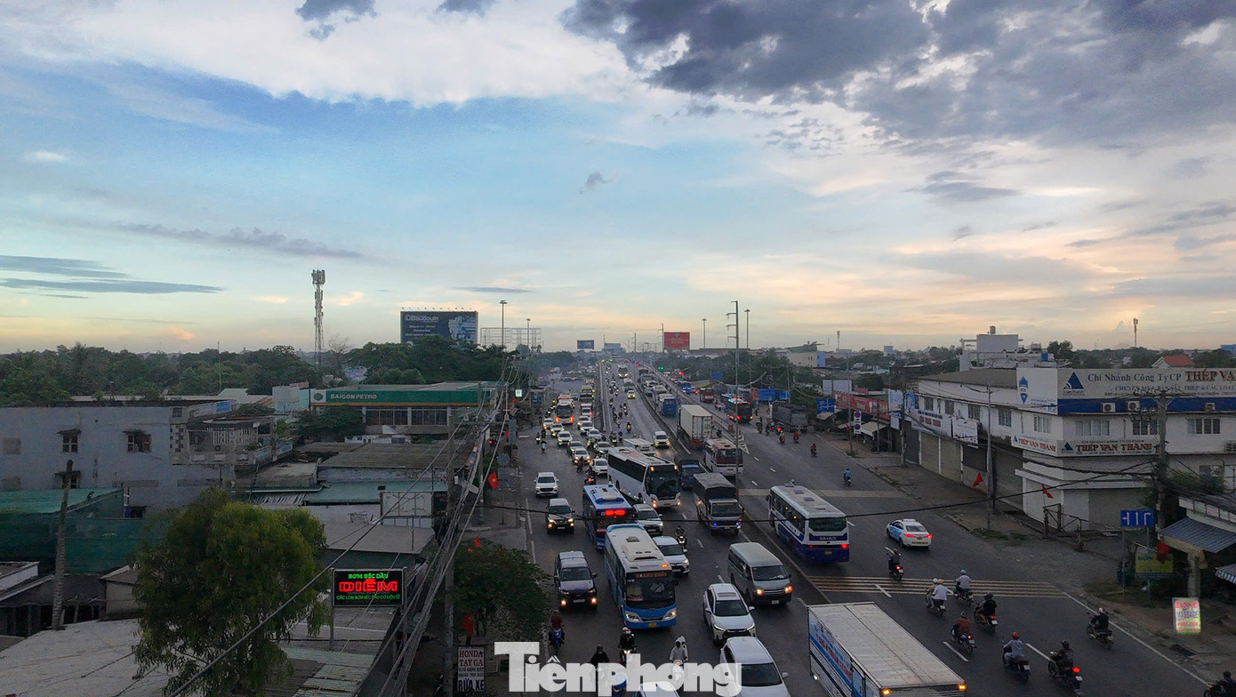 Theo ghi nhận của phóng viên, chiều tối ngày 3/5, dòng người và phương tiện đông đúc di chuyển từ hướng các tỉnh thành miền Tây Nam bộ về TPHCM.