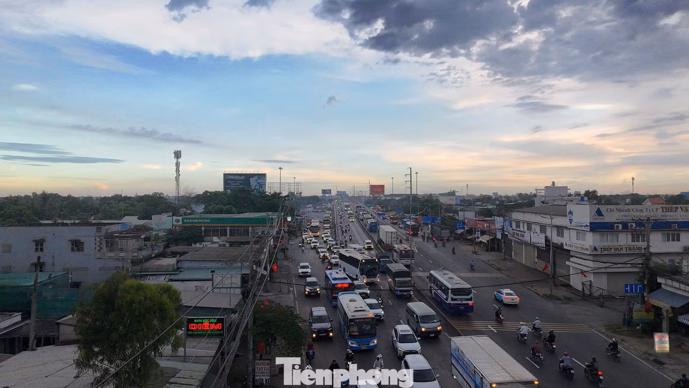 Theo ghi nhận của phóng viên, chiều tối ngày 3/5, dòng người và phương tiện đông đúc di chuyển từ hướng các tỉnh thành miền Tây Nam bộ về TPHCM.