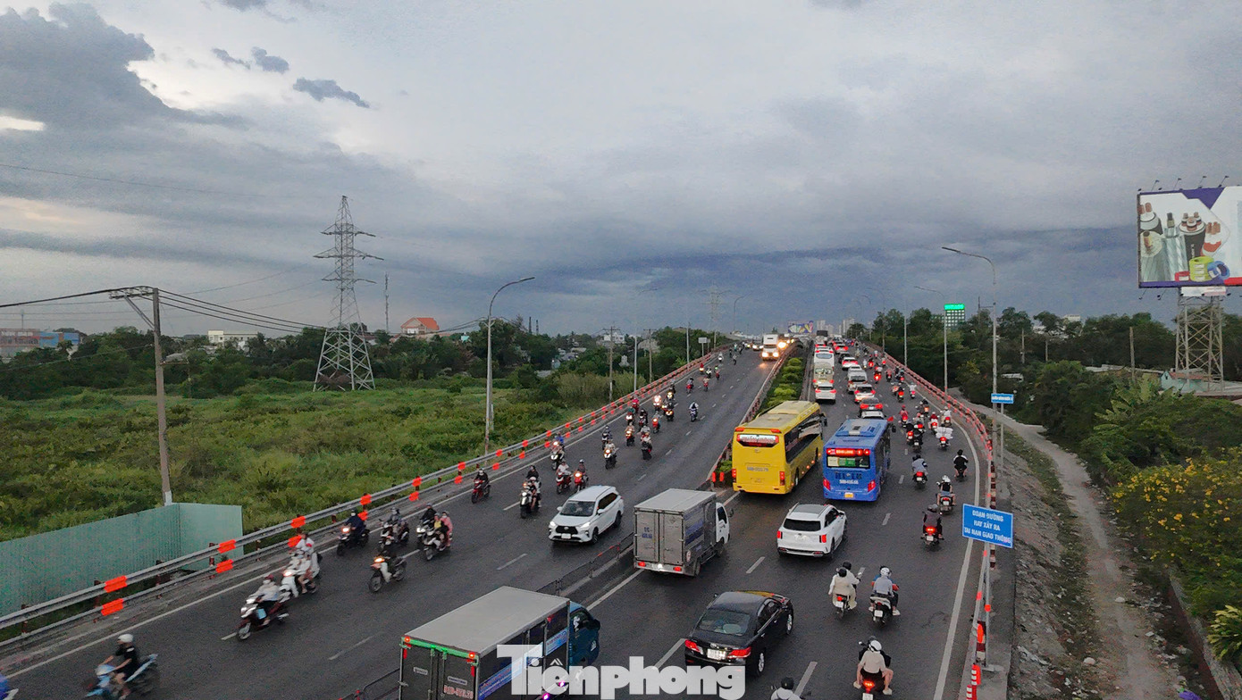 Phương tiện nối nhau di chuyển qua cầu Bình Điền (huyện Bình Chánh) hướng về TPHCM.