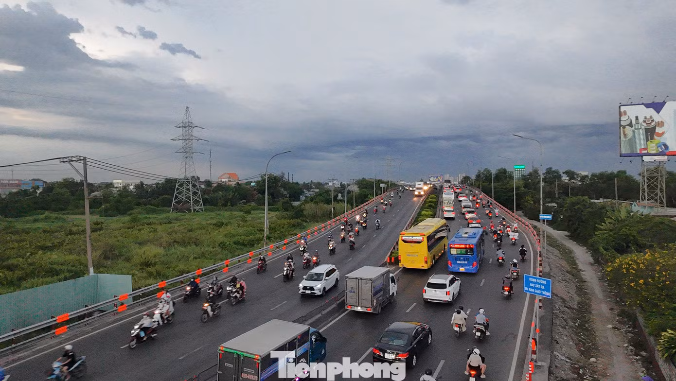 Phương tiện nối nhau di chuyển qua cầu Bình Điền (huyện Bình Chánh) hướng về TPHCM.