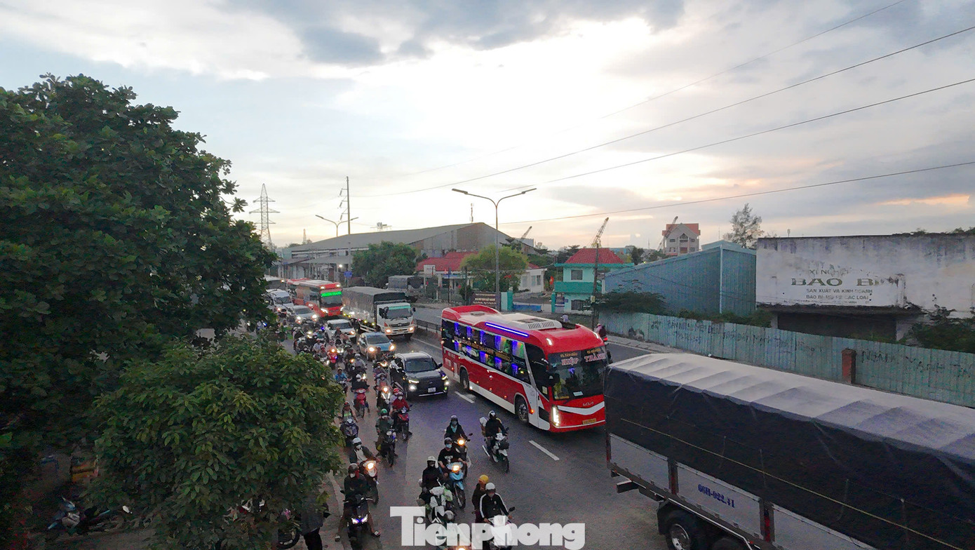 Đến khoảng 18 giờ, lưu lượng phương tiện trên tuyến quốc lộ 1 - đường Lê Khả Phiêu (huyện Bình Chánh, TPHCM) tiếp tục gia tăng.