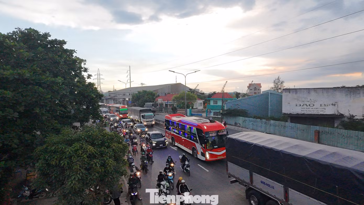 Đến khoảng 18 giờ, lưu lượng phương tiện trên tuyến quốc lộ 1 - đường Lê Khả Phiêu (huyện Bình Chánh, TPHCM) tiếp tục gia tăng.