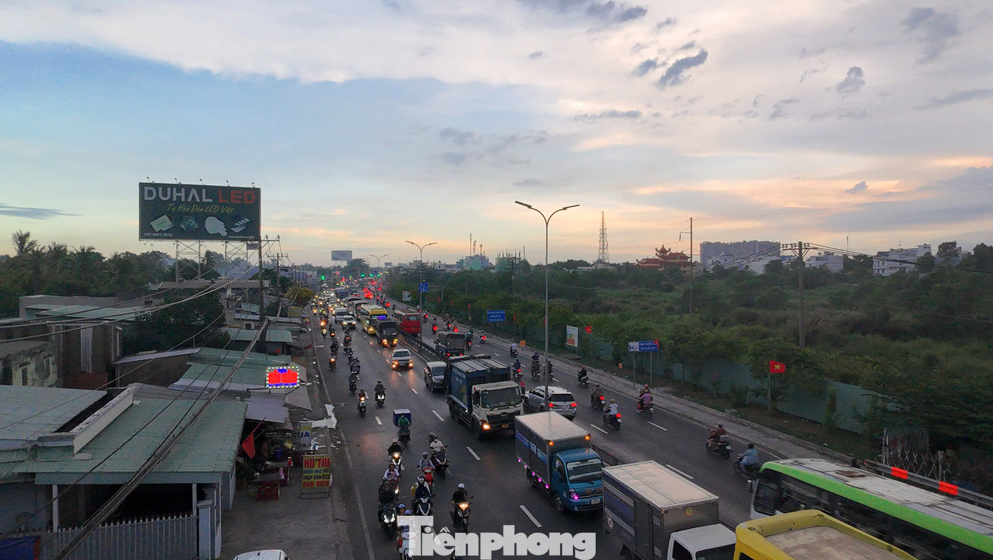 Dòng phương tiện xếp hàng di chuyển từ nút giao giữa đường Lê Khả Phiêu - Hoàng Đạo Thúy đến cầu Bình Điền.