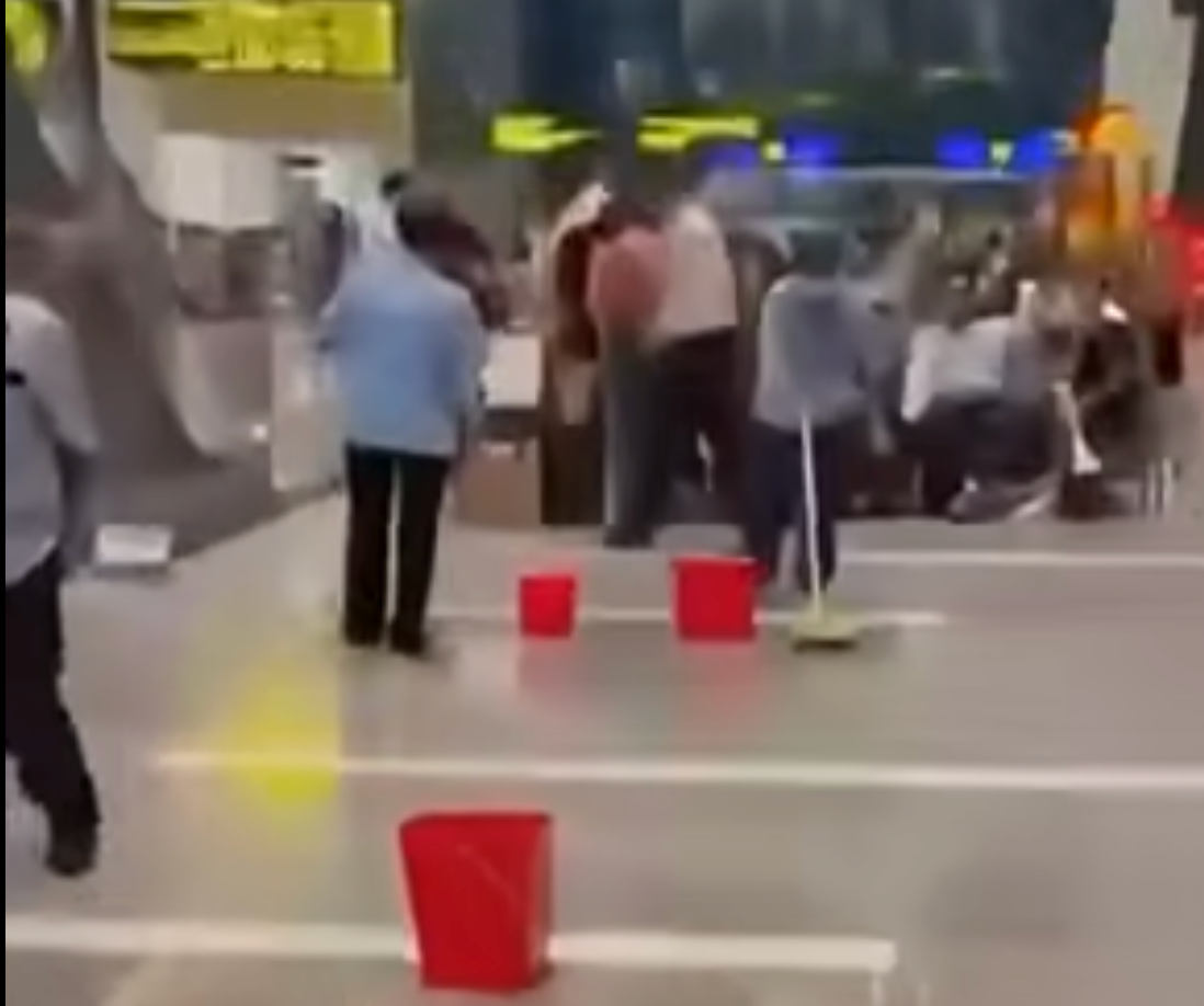 Nhân viên lau dọn vị trí bị dột nước mưa tại nhà ga T3 trong cơn mưa chiều 7/5. (Ảnh chụp từ video) Nhân viên lau dọn vị trí bị dột nước mưa tại nhà ga T3 trong cơn mưa chiều 7/5. (Ảnh chụp từ video)