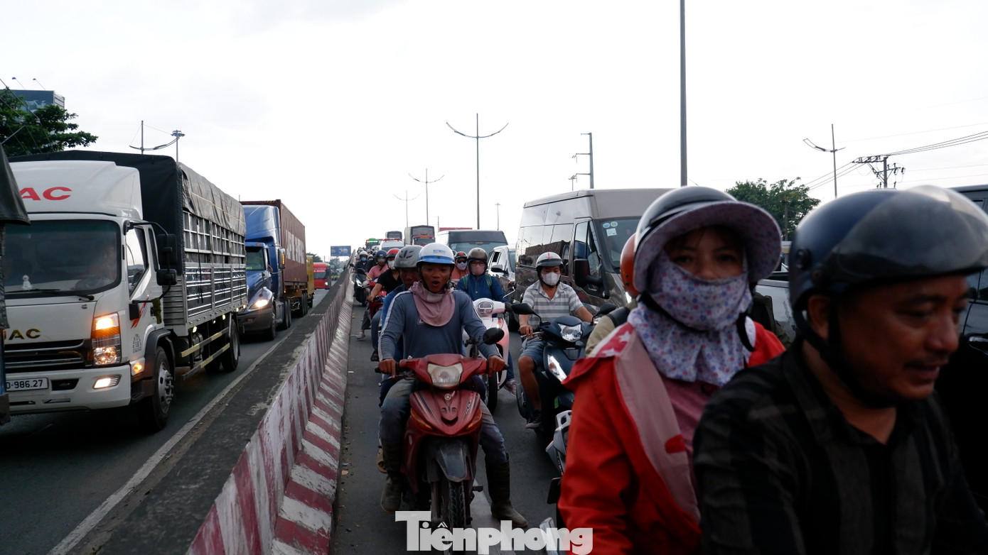 Người xe xếp hàng trên cầu vượt nút giao thông Bình Thuận.