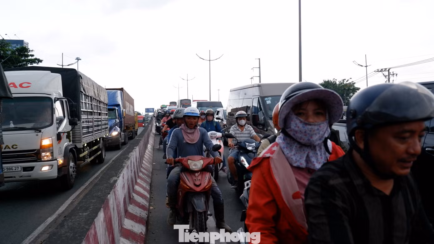 Người xe xếp hàng trên cầu vượt nút giao thông Bình Thuận.