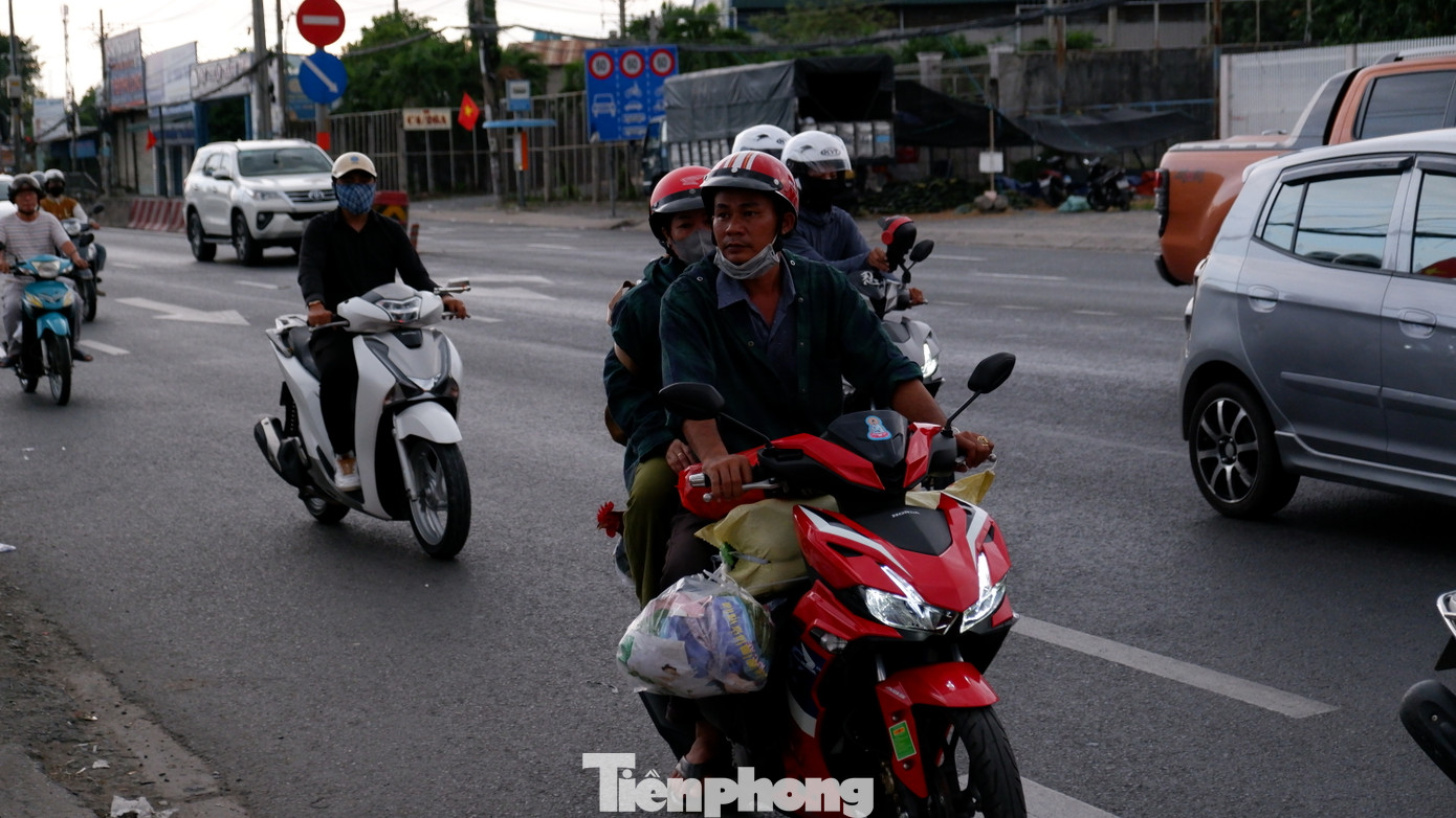 Người dân mang theo đủ loại sản vật quê hương quay lại thành phố sau kỳ nghỉ.