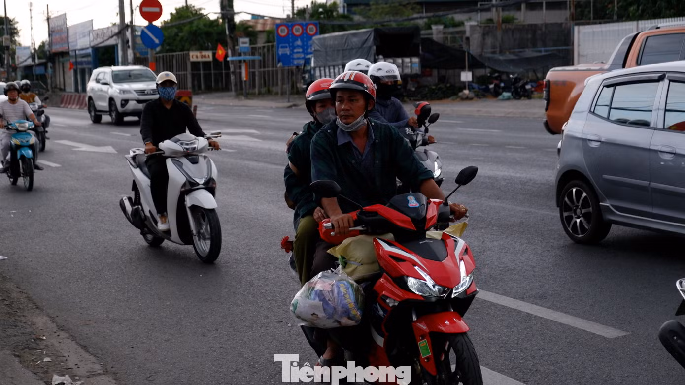 Người dân mang theo đủ loại sản vật quê hương quay lại thành phố sau kỳ nghỉ.