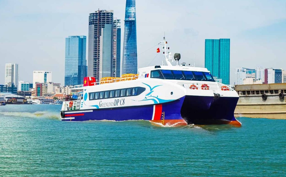 Tàu Greenlines DP trên sông Sài Gòn.