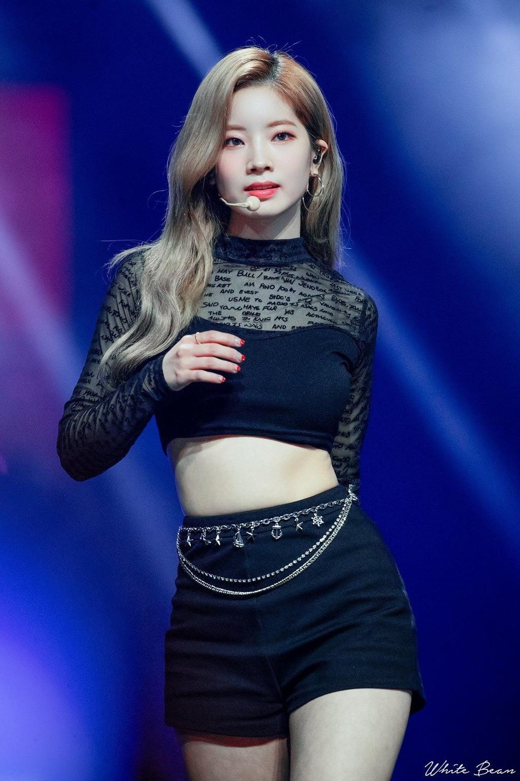 2. Dahyun (TWICE): Tuy chỉ cao 1m59 - thấp nhất nhì nhóm, người đẹp sinh năm 1998 lại có thân hình "đồng hồ cát" đáng ngưỡng mộ.