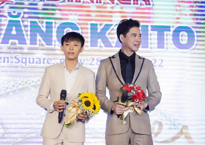 Sau khi Phi Nhung qua đời, Hồ Văn Cường được Ngọc Sơn dìu dắt (Ảnh: Facebook nhân vật).