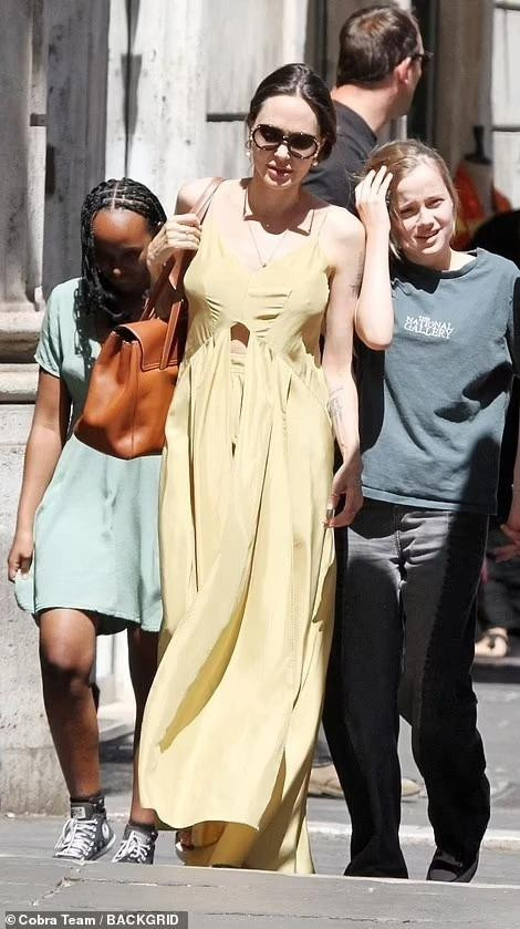 Cô tranh thủ thời gian rảnh rỗi đưa hai con gái Vivienne và Zahara đi mua sắm.