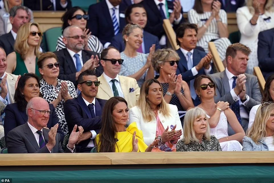 Tom Cruise ngồi cách Công nương Kate hai dãy ghế. Xuyên suốt sự kiện, hai người không có bất kỳ liên hệ nào. Theo Daily Mail, một trong những lý do Tom Cruise thích nước Anh là do tình bạn giữa anh và vợ chồng Công nương Kate - Hoàng tử William.