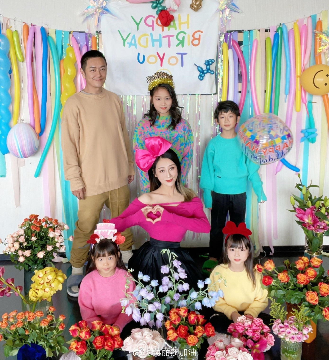 Hai năm qua, đại dịch COVID-19 ảnh hưởng nặng nề đến công việc của nam diễn viên 6x. Những dự án mà anh đã ký hợp đồng đều không thực hiện được, dẫn đến không có cát xê. Trần Hạo Dân còn là trụ cột kinh tế của gia đình. Ngoài nuôi vợ con, anh còn phải kiếm tiền phụng dưỡng cha mẹ. Hiện tại, hai vợ chồng "Đoàn Dự" chăm chỉ livestream bán hàng để tăng thu nhập.