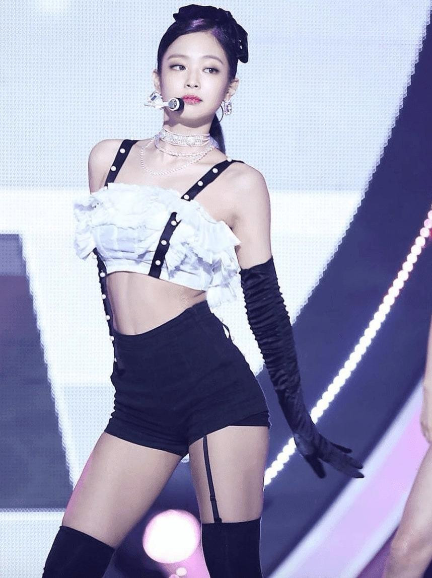 4. Jennie (BlackPink): Từ thời điểm mới ra mắt, Jennie đã khiến người hâm mộ K-Pop "chao đảo" trước thân hình hoàn hảo, không chút mỡ thừa.