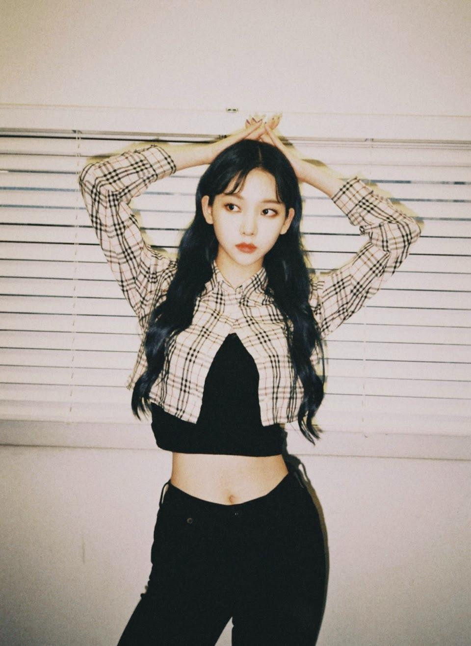 1. Karina (aespa): Thành viên lớn tuổi nhất của aespa cao 1m68, sở hữu tỷ lệ cơ thể không thua kém người mẫu, với vòng eo bé xíu và đôi chân dài miên man.