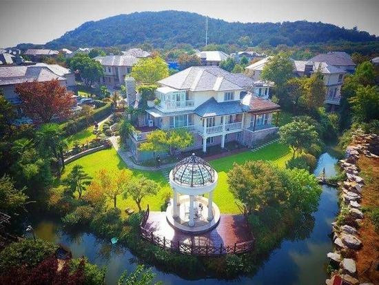 Biệt thự của Trương Nghệ Mưu nằm trong khu nhà giàu biệt lập ven hồ ở Vô Tích. Biệt thự của Trương Nghệ Mưu nằm trong khu nhà giàu biệt lập ven hồ ở Vô Tích.