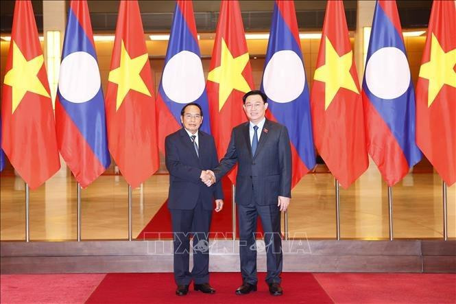 Chủ tịch Quốc hội Vương Đình Huệ và Thường trực Ban Bí thư Lào Bounthong Chitmany chụp ảnh chung. Ảnh: Doãn Tấn/TTXVN Chủ tịch Quốc hội Vương Đình Huệ và Thường trực Ban Bí thư Lào Bounthong Chitmany chụp ảnh chung. Ảnh: Doãn Tấn/TTXVN