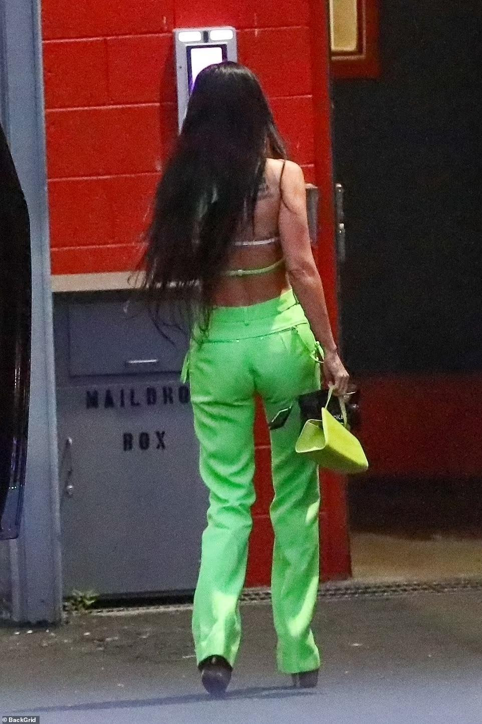 Paparazzi bắt gặp Megan Fox ngay trước khi cô đến buổi biểu diễn của hôn phu Machine Gun Kelly tại Kia Forum ở khu phố Inglewood của Los Angeles.