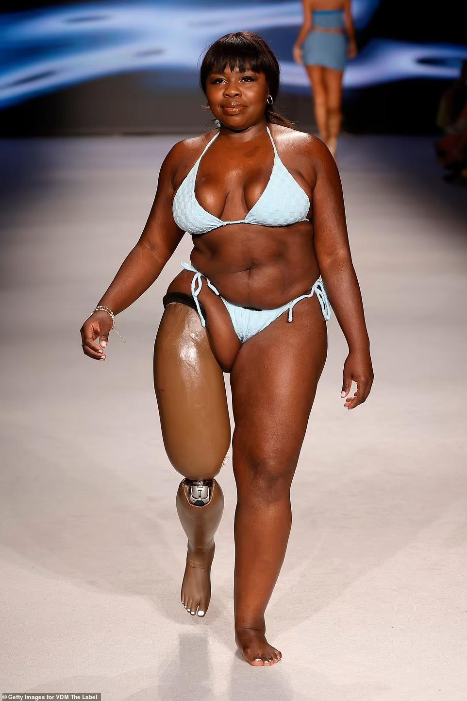 Ngoài Joy, một người đẹp khác nhận được sự chú ý của công chúng và truyền thông là mẫu ngoại cỡ Marsha Elle. Dù mất một bên chân, Marsha vẫn tự tin mang chân giả trình diễn những bộ bikini sexy nhất.