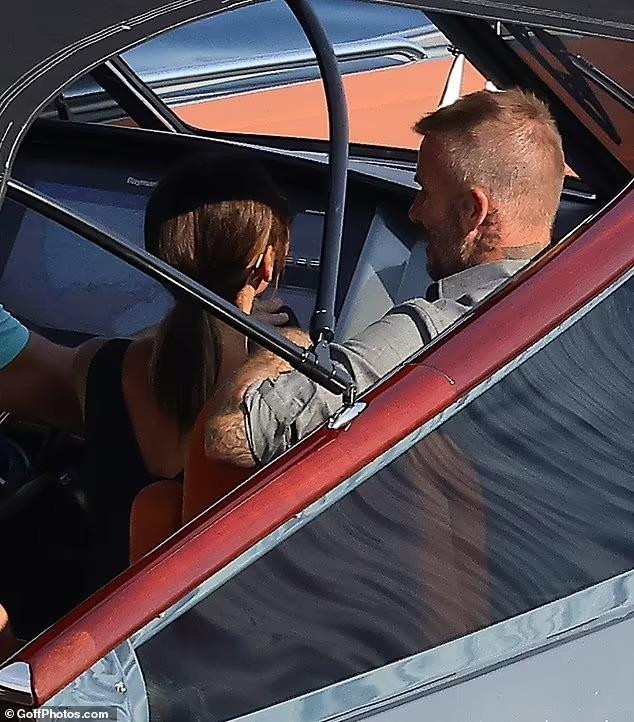 Vợ chồng Victoria và David Beckham ngồi ở đầu tàu. Họ không can thiệp vào chuyện tình yêu của con trai 17 tuổi.