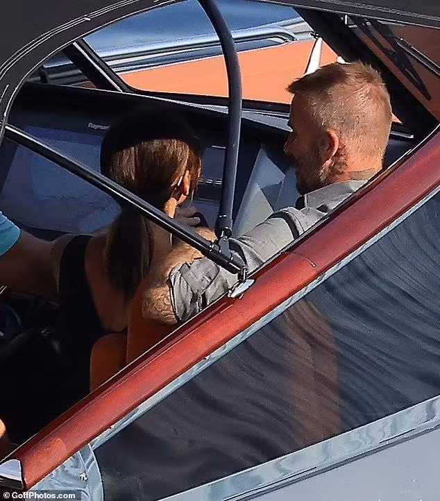 Vợ chồng Victoria và David Beckham ngồi ở đầu tàu. Họ không can thiệp vào chuyện tình yêu của con trai 17 tuổi.