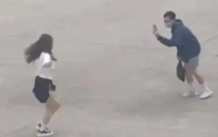 Ảnh cắt từ clip cô gái nhảy múa trước máy bay. Ảnh cắt từ clip cô gái nhảy múa trước máy bay.