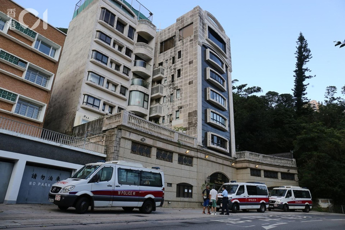 Xe cảnh sát tập trung bên ngoài biệt thự của Quách Phú Thành để điều tra vụ trộm. Xe cảnh sát tập trung bên ngoài biệt thự của Quách Phú Thành để điều tra vụ trộm.