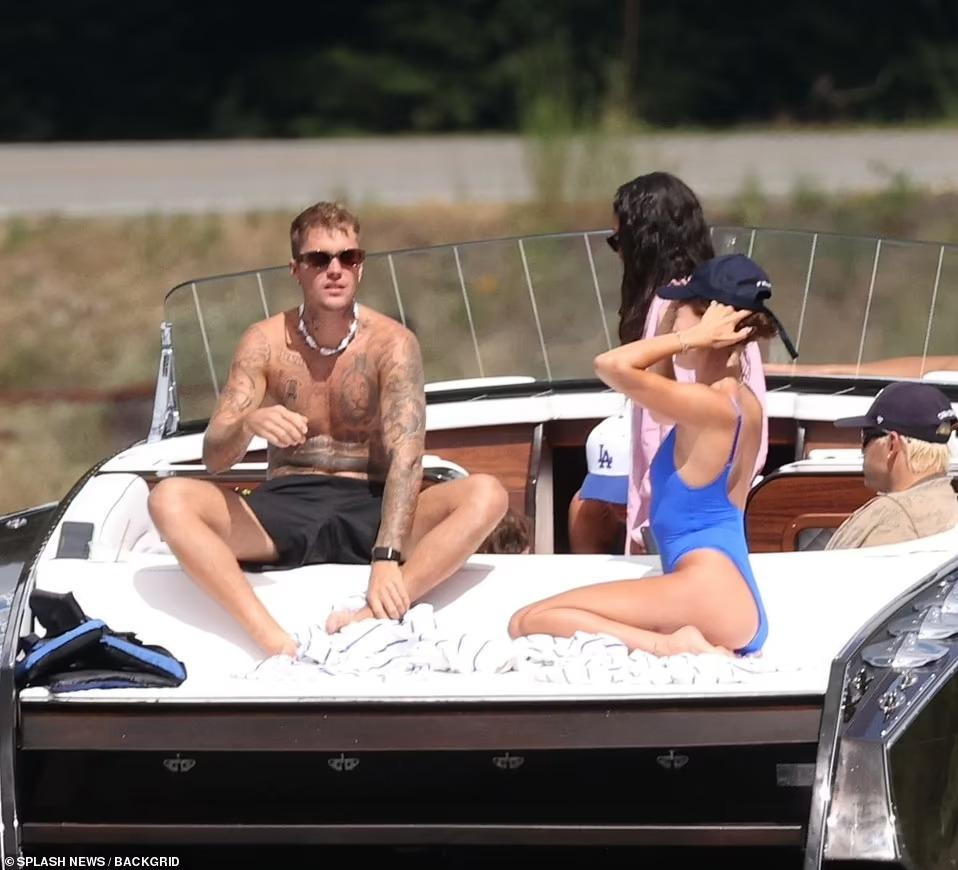 Hailey và Justin Bieber đang tận hưởng kỳ nghỉ mát ở Coeur d'Alene, thành phố thuộc tiểu bang Idaho, Mỹ. Mới đây, đôi vợ chồng đình đám được nhìn thấy cùng bạn bè du ngoạn sông nước trên một chiếc thuyền hiện đại.