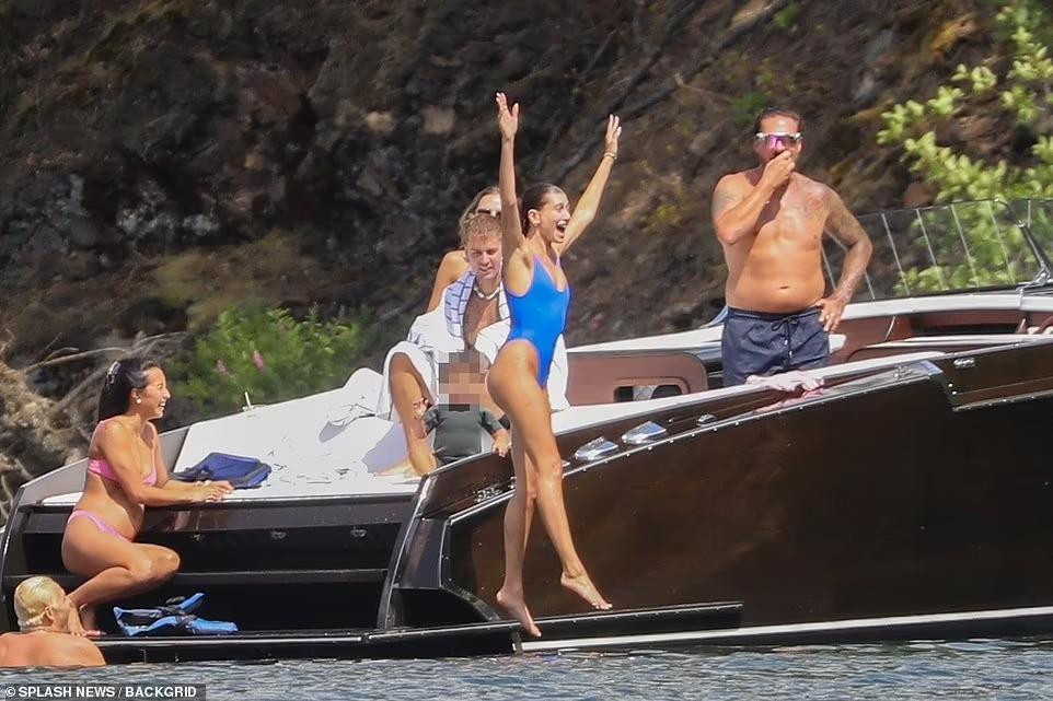 Hailey hào hứng nhảy xuống hồ bơi lội. Thời gian qua, cô và ông xã dành nhiều thời gian tận hưởng cuộc sống bên gia đình và bạn bè.