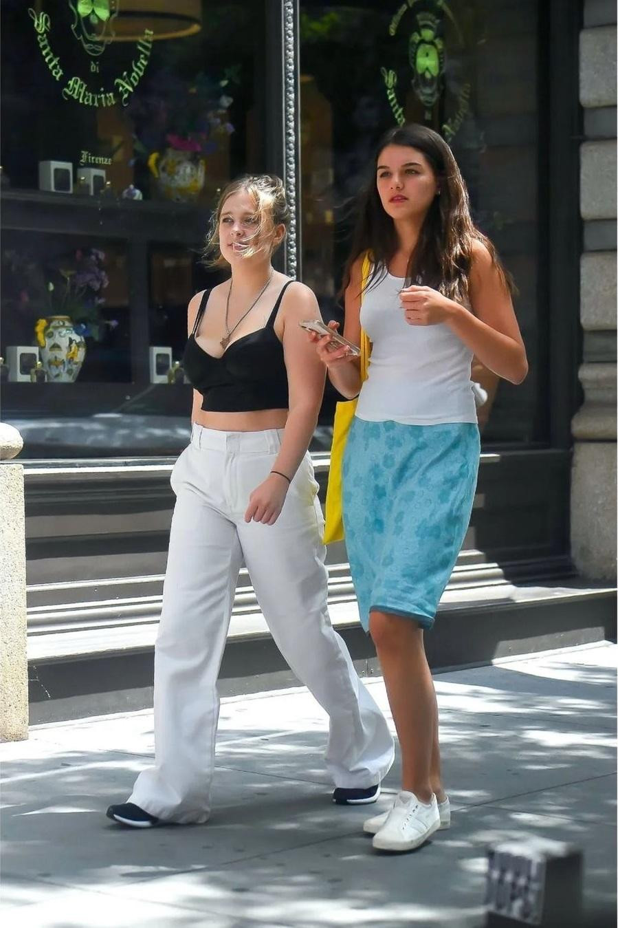 Sau khi bố mẹ ly hôn, cuộc sống của Suri bớt ồn ào, thị phi hơn. Suri được mẹ nuôi dạy như bao cô bé bình thường khác, được sống đúng với tuổi thật. Cô thường xuyên được thấy đi dạo phố cùng bạn thân, không quan tâm đến cánh săn ảnh.