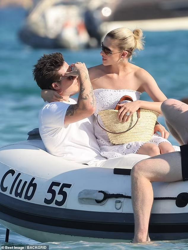 Hôm thứ Tư (13/7), Brooklyn Beckham và Nicola Peltz bị bắt gặp đi thuyền trên biển ở St Tropez (Pháp).