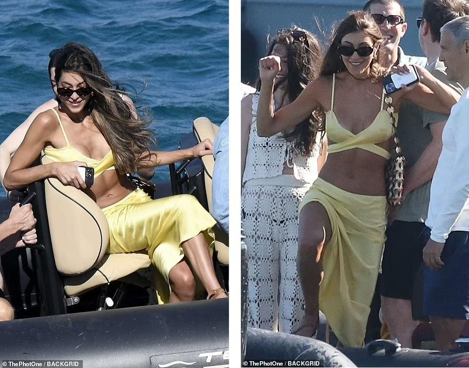 Sarah nổi bật trong set đồ hai mảnh màu vàng khoe thân hình săn chắc, quyến rũ. Cô càng táo bạo hơn khi theo mốt &quot;không nội y&quot;.