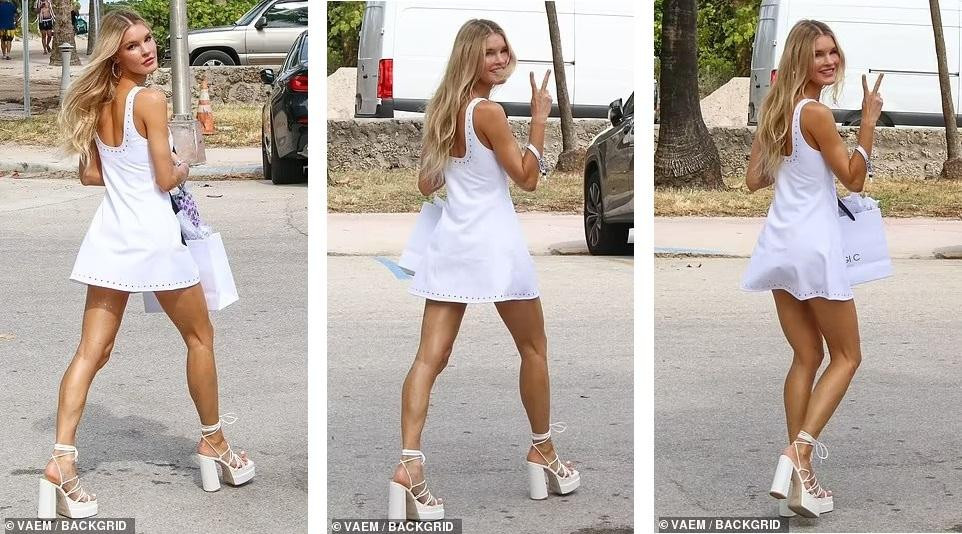 Cô vui vẻ, thân thiện tương tác với cánh săn ảnh.