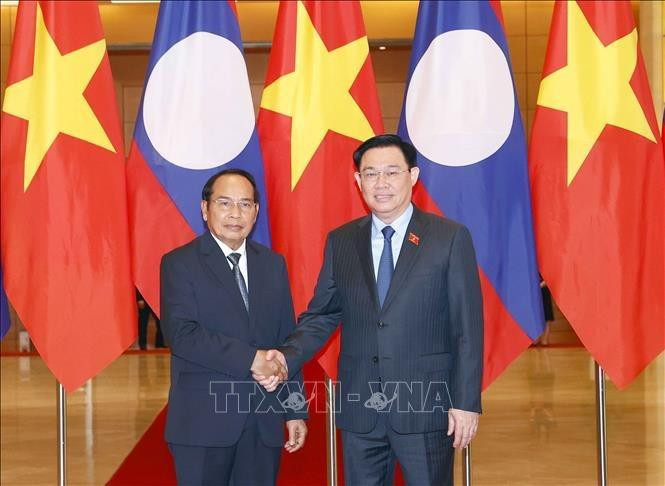 Chủ tịch Quốc hội Vương Đình Huệ và Thường trực Ban Bí thư Lào Bounthong Chitmany chụp ảnh chung. Ảnh: Doãn Tấn/TTXVN Chủ tịch Quốc hội Vương Đình Huệ và Thường trực Ban Bí thư Lào Bounthong Chitmany chụp ảnh chung. Ảnh: Doãn Tấn/TTXVN