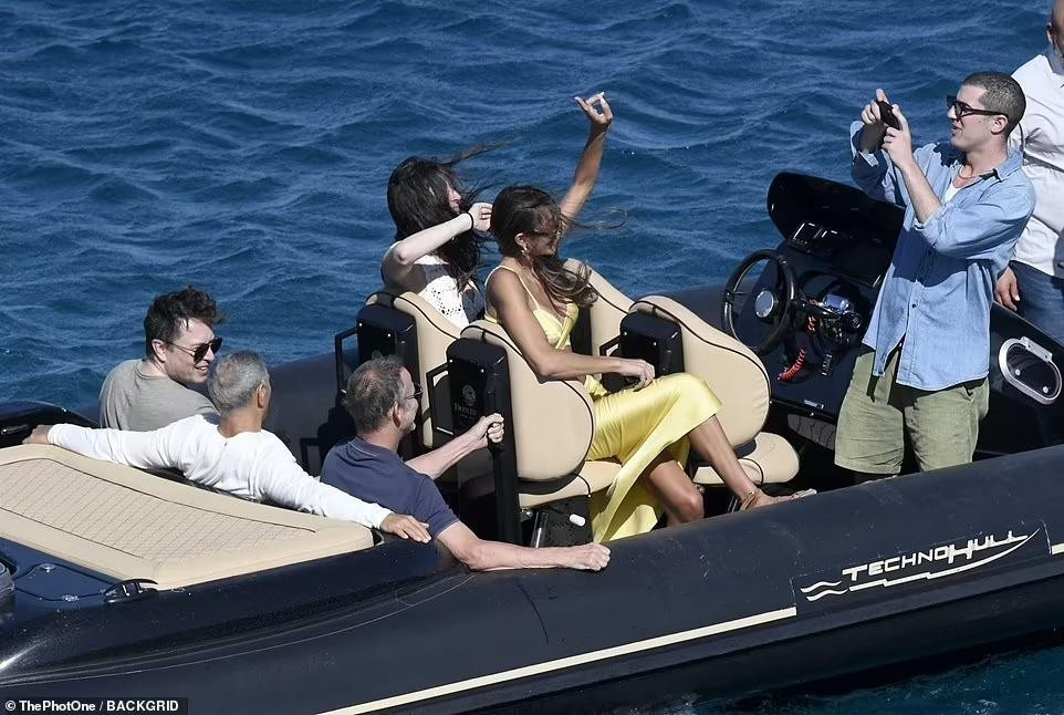 Elon cùng nhóm bạn thưởng thức đồ ăn tại nhà hàng ven biển Spilia Seaside trước khi lên thuyền du ngoạn trên biển.