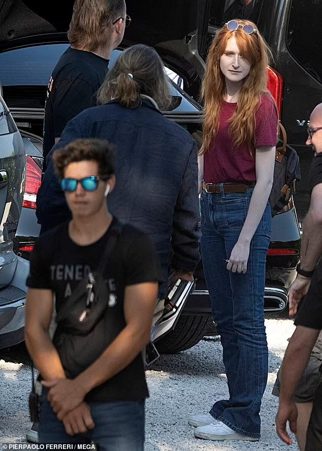 Người phụ nữ bí ẩn tiếp tục xuất hiện bên tài tử 6x vào đầu tuần này. Người phụ nữ bí ẩn tiếp tục xuất hiện bên tài tử 6x vào đầu tuần này.