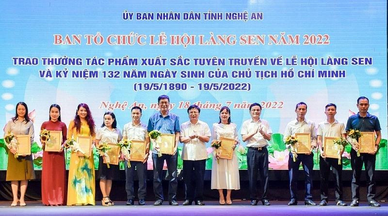 Phóng sự “Về nơi Người sinh ra” của Báo Xây dựng là 1 trong 10 tác phẩm được trao thưởng Tác phẩm xuất sắc. Phóng sự “Về nơi Người sinh ra” của Báo Xây dựng là 1 trong 10 tác phẩm được trao thưởng Tác phẩm xuất sắc.