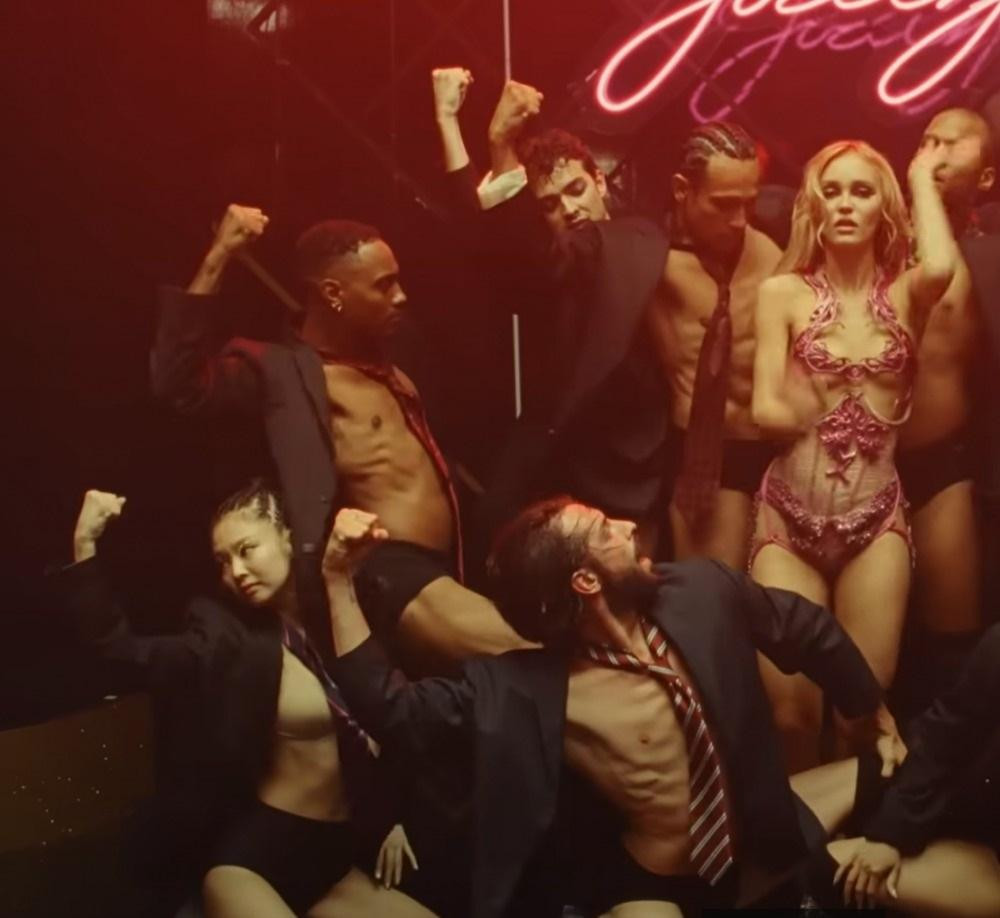 Jennie xuất hiện trong loạt cảnh quay của trailer "The Idol". Jennie xuất hiện trong loạt cảnh quay của trailer "The Idol".