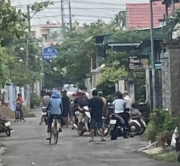 Người dân tập trung bên ngoài hiện trường vụ việc. Ảnh: NLĐ