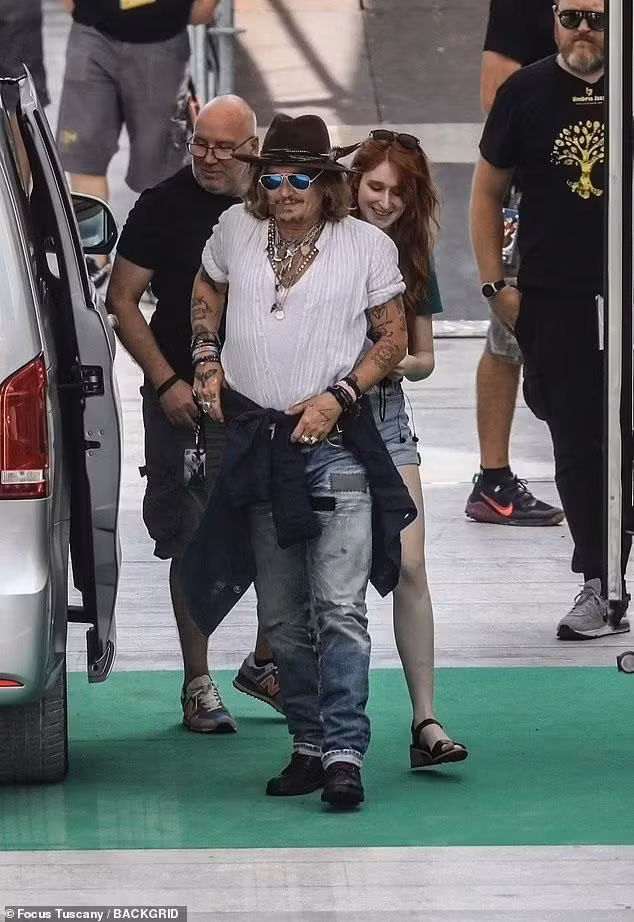 Hôm Chủ nhật (17/7). Johnny Depp được nhìn thấy đến sân vận động Arena Santa Giuliana (Perugia, Ý) để tập luyện cho buổi biểu diễn tại Liên hoan nhạc Jazz Umbria.