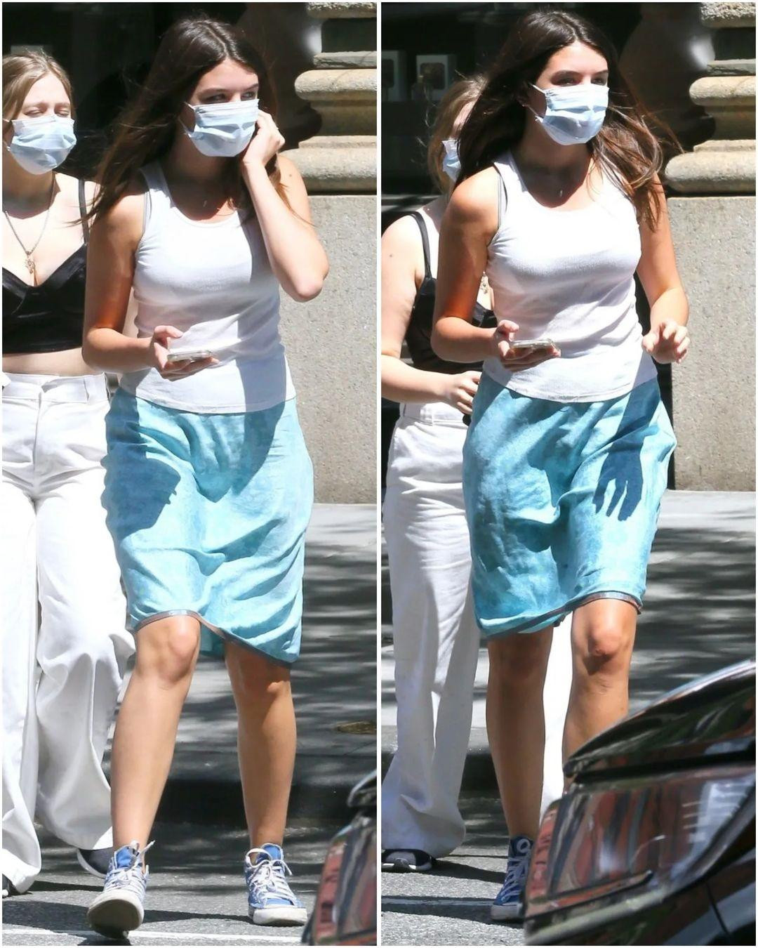 So với nhiều nhóc tì khác, thời trang của Suri không có gì đặc biệt, thậm chí đôi lúc còn khá xuề xòa. Đổi lại, cô bé sở hữu gương mặt xinh đẹp, vóc dáng cân đối và chiều cao vượt trội.