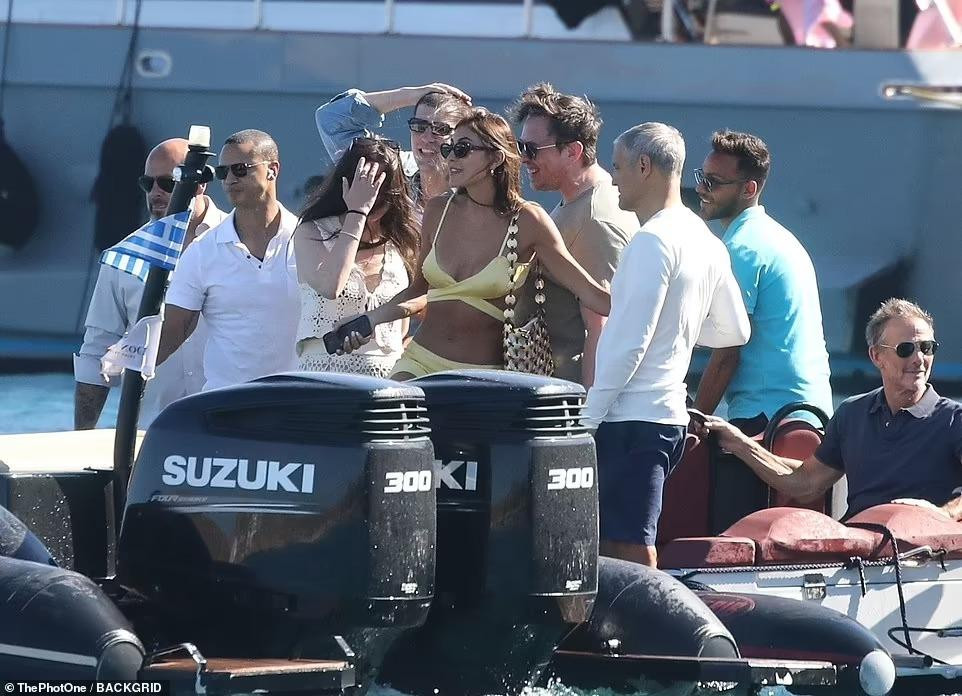 Mới đây, tỷ phú Elon Musk được nhìn thấy đi chơi cùng hội bạn giàu có trong kỳ nghỉ ở Mykonos, Hy Lạp.