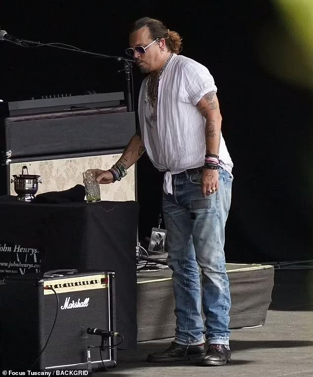 Được biết, trước khi trở thành nam diễn viên đình đám hàng đầu Hollywood, Johnny Depp chật vật theo đuổi con đường âm nhạc mà không thành công. Cuối cùng, anh bắt đầu tham gia một số vai diễn phụ để kiếm tiền duy trì giấc mơ ca sĩ.