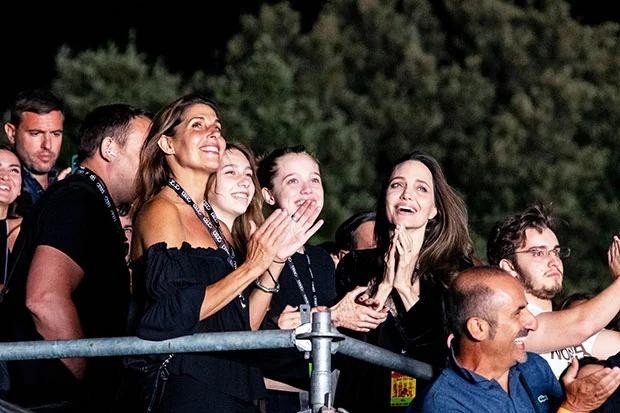 Angelina đi xem hòa nhạc với Shiloh