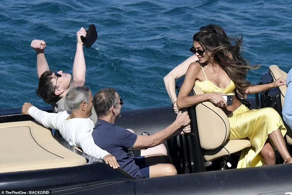 Vị tỷ phú công nghệ có vẻ như rất hào hứng với chuyến đi. Hồi đầu tháng, Elon Musk ngầm xác nhận trên Twitter thông tin có cặp song sinh với Shivon Zilis, giám đốc điều hành cấp cao của một trong những công ty của ông. Như vậy, ông có tổng cộng 10 con, gồm sáu con với người vợ đầu Justine (trong đó con trai đầu đã mất khi mới 10 tuần tuổi), hai con với ca sĩ Claire Boucher (Grimes) và cặp song sinh mới thừa nhận.