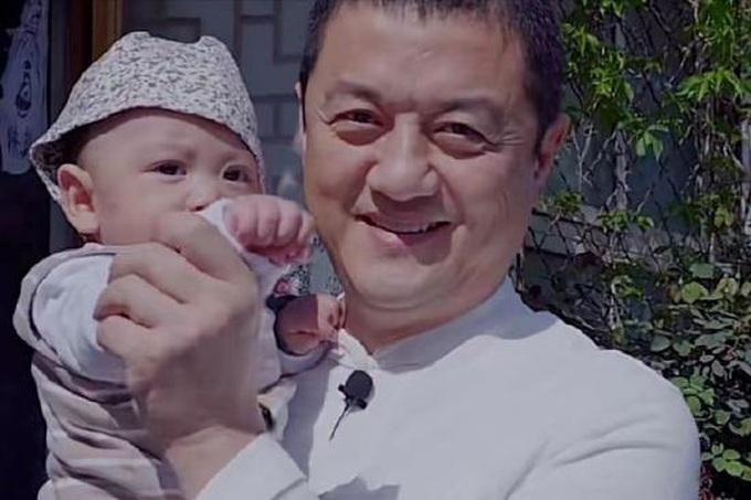 Lý Á Bằng xuất hiện bên con gái 4 tháng tuổi (Ảnh: Sina). Lý Á Bằng xuất hiện bên con gái 4 tháng tuổi (Ảnh: Sina).
